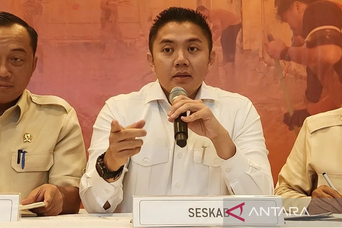 Seskab Teddy Bagikan Rubik dan Permen untuk Anak Pengungsi Bencana Sumatra