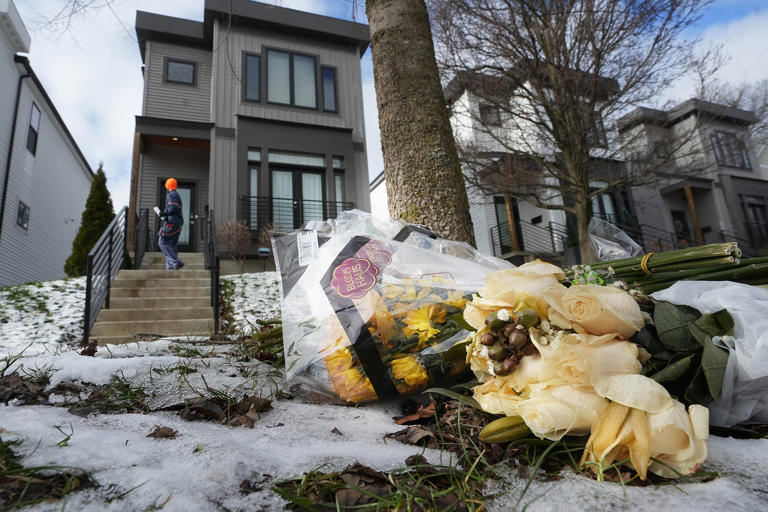 Flowers outside the home where police found Monique and Spencer Tepe dead in Columbus, Ohio. (Doral Chenoweth / Columbus Dispatch / USA Today)