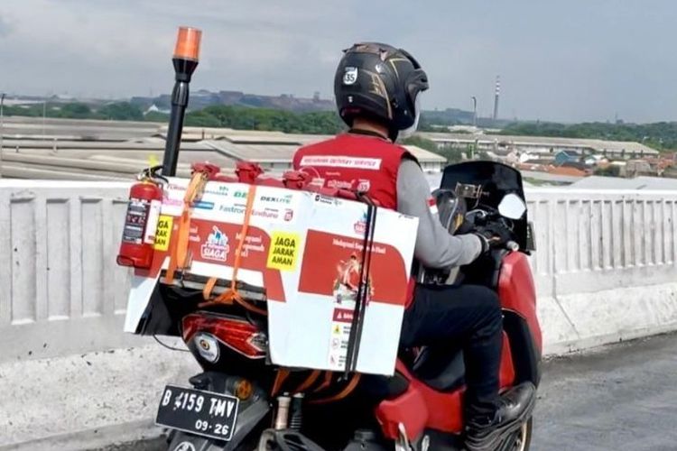 Pengemudi 135 Jadi Pengatur Arus BBM di Jalur Padat Nataru Jawa Barat