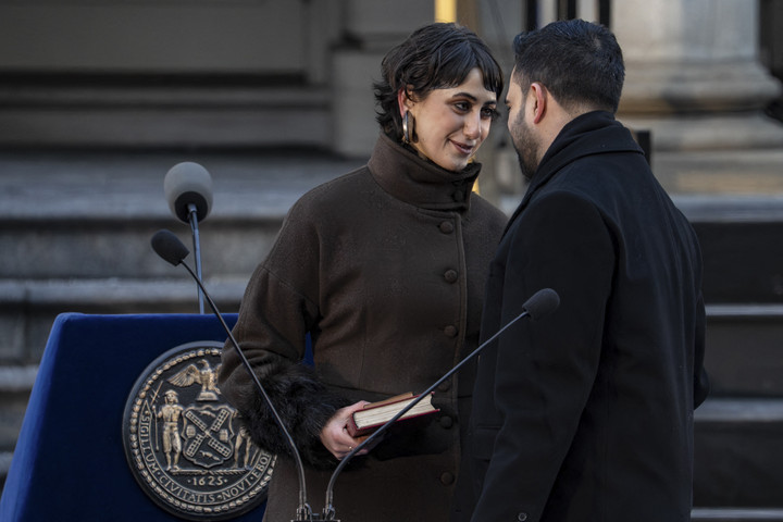 Gaya Rama Duwaji Saat Dampingi Zohran Mamdani Dilantik Jadi Walikota New York City