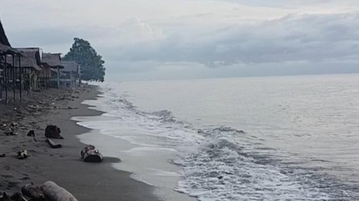 Mengunjungi Pantai Sinorang Banggai, Menikmati Cumi Bakar dan Kepiting