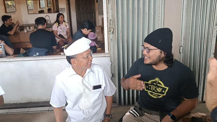 Rayakan Tumpek Krulut, Koster Ajak Pemuda Ngopi dan Makan Babi Guling
