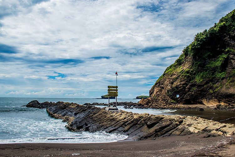Hanya Rp 12.500, masuk Pantai Papuma dan Watu Ulo!
