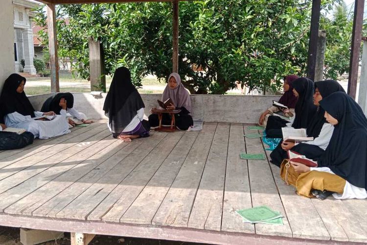 Pesantren di Aceh Utara Kembali Beraktivitas, Ratusan Masih Dibersihkan dari Lumpur
