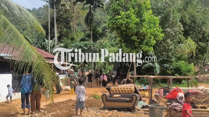 Pasca Banjir, Prajurit TNI Bantu Warga Bersihkan Rumah dari Lumpur