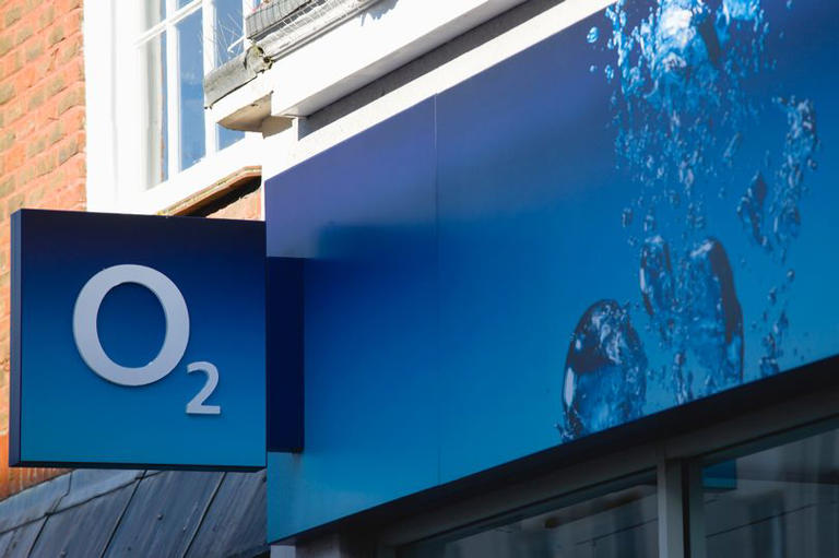 UK's biggest mobile network to 'shut down' as customers handed urgent ...