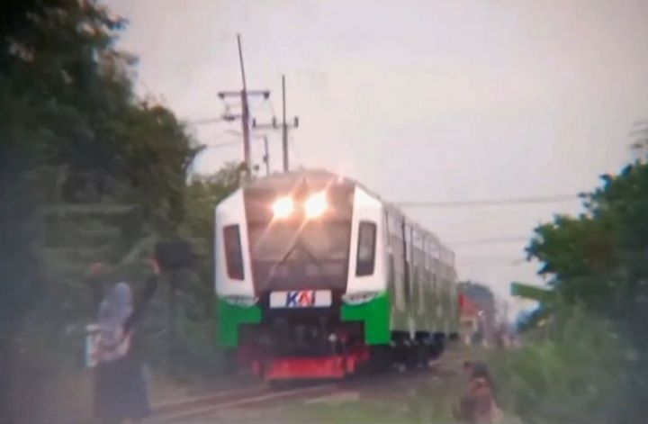 Aksi Berani Anak Perempuan Hadang Kereta, KAI Tanggap Cepat