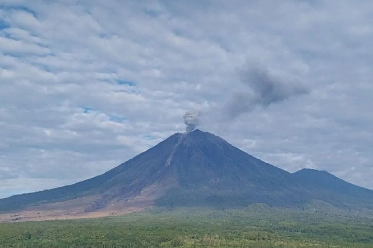 Semeru Meletus 4 Kali, Ketinggian Abu Capai 1.000 Meter