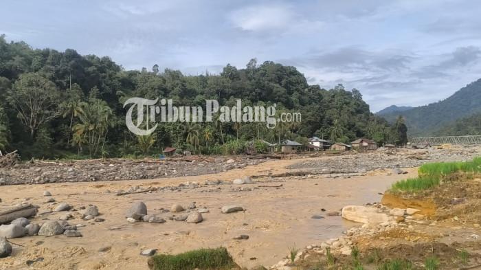 Debit air Sungai Kapalo Koto mulai surut, jalan di Pauh masih terputus