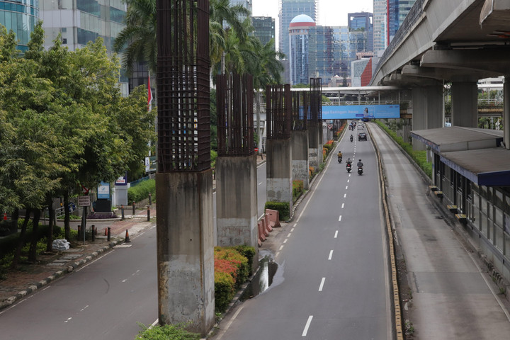 Foto: Tiang Monorel Mangkrak di Jalan Rasuna Said