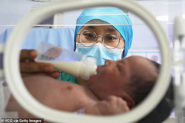 Китай введёт новый налог на презервативы и сократит расходы на уход за детьми с 1 января в новой попытке обратить всё снижение рождаемости — спустя десятилетия после введения политики одного ребёнка (стоковое изображение)