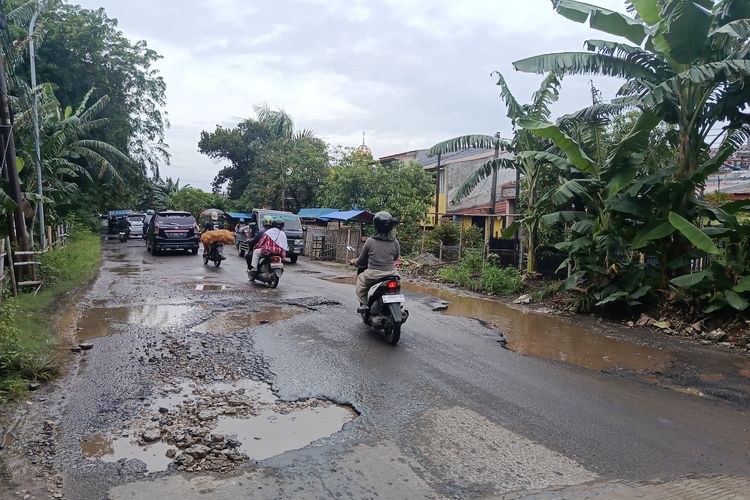 Jalan Alinda Raya Bekasi rusak parah bertahun-tahun, warga khawatir kecelakaan