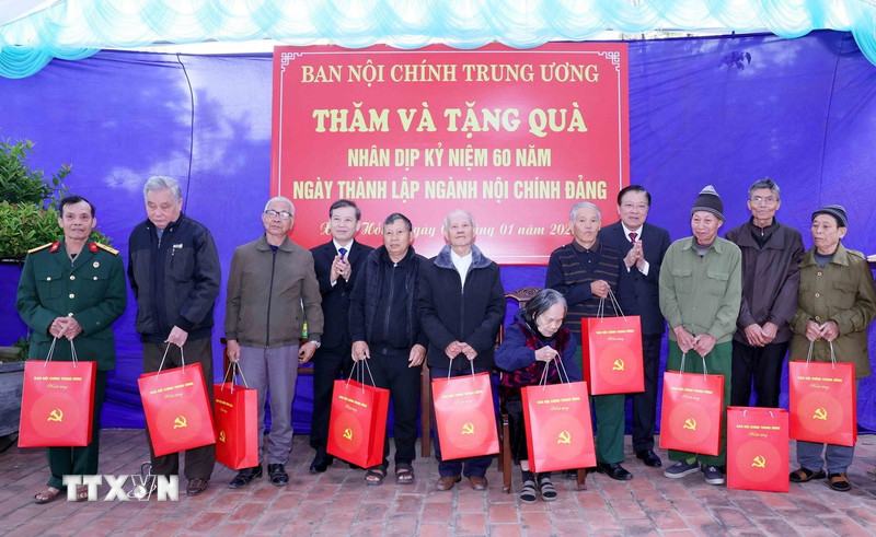 Đoàn cán bộ ngành Nội chính Đảng vào Lăng viếng Chủ tịch Hồ Chí Minh