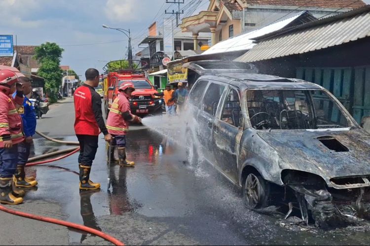 Mobil terbakar di Tulungagung, kakek dan cucu lolos dari kobaran api