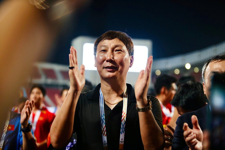 HLV Kim Sang Sik dự lễ bốc thăm chia bảng Asian Cup 2027