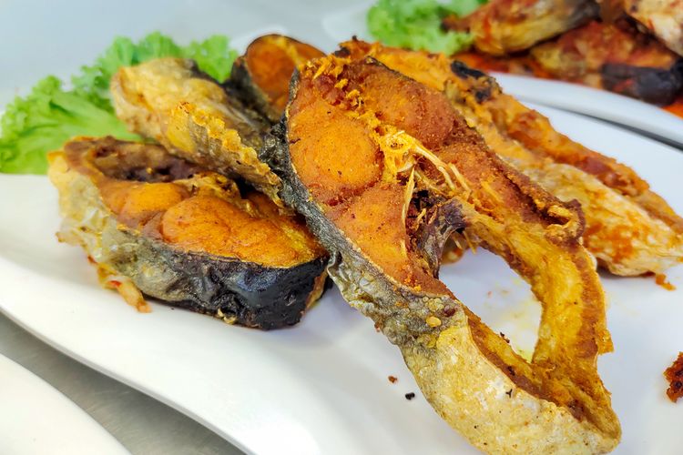 Cara menggoreng ikan patin renyah dan lembut dengan bumbu ini