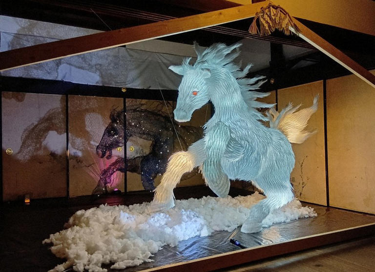 迫力満点、輝く馬のオブジェ披露 ライトアップも 奈良・達磨寺