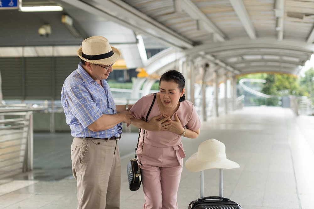 Nyeri Dada Mendadak Saat Liburan? Ini Tanda Bahaya!