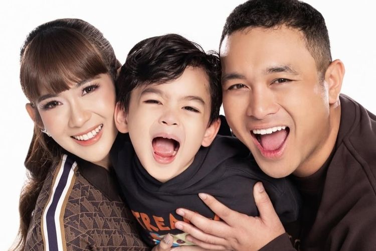 Gilang Dirga-Adiezty Fersa berduka di awal 2026, anaknya menangis kehilangan kakek