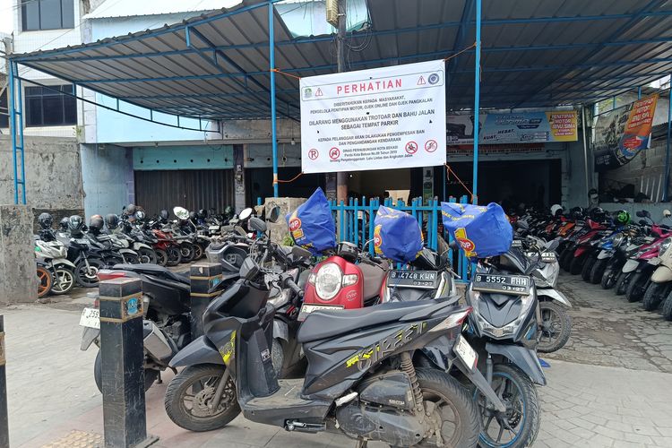 Trotoar Stasiun Bekasi Diserbu Parkir Liar Meski Ada Spanduk Larangan