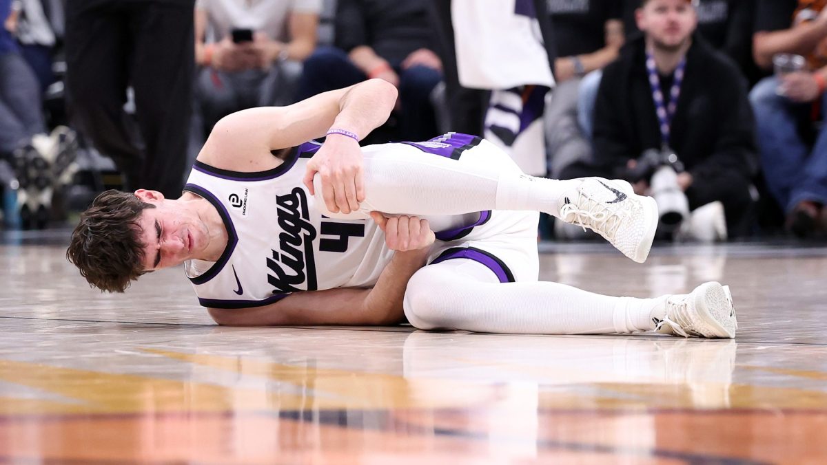 Kings rookie Maxime Raynaud leaves game vs. Suns with apparent knee injury