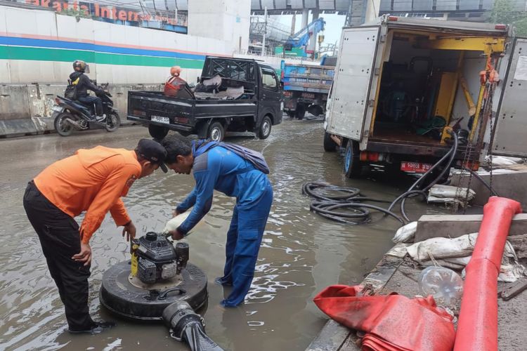 Jakarta Utara mulai terendam rob, pintu air Pasar Ikan masuk status siaga 1
