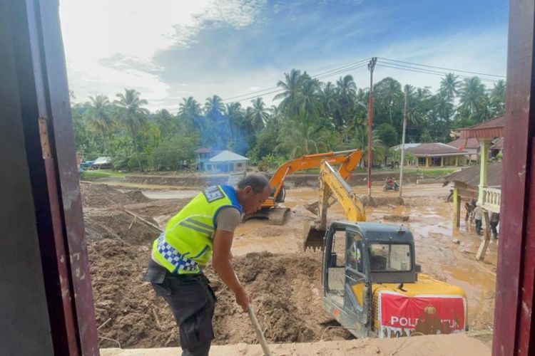 Polri turunkan 86 alat berat dan dump truck ke Aceh, Sumut, dan Sumbar untuk pemulihan bencana