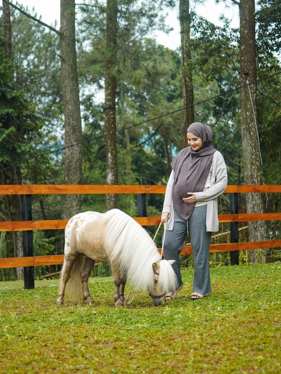 7 Foto Hamil Zaskia Sungkar di Kandang Kuda, Siap Hadirkan Anak Ketiga