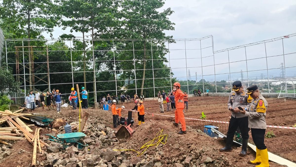 Awal Tahun, Empat Pekerja Tewas Tertimbun Longsor Saat Bangun Lapangan Sepak Bola Mini di Cisempur J