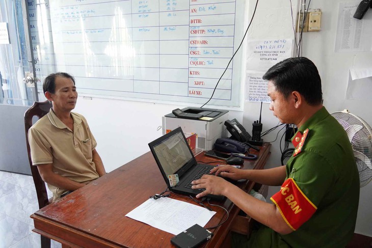 Cha cùng con trai đi đánh ghen, một người đàn ông bị đâm tử vong