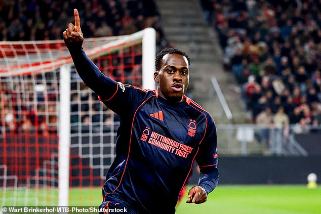 El Liverpool se acerca al defensa adolescente, mientras que la estrella de 26 millones de libras del Forest está a punto de marcharse: Observa el mercado de fichajes