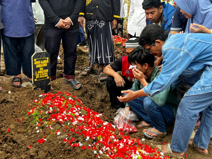Isak tangis hiasi pemakaman tiga korban di Warakas