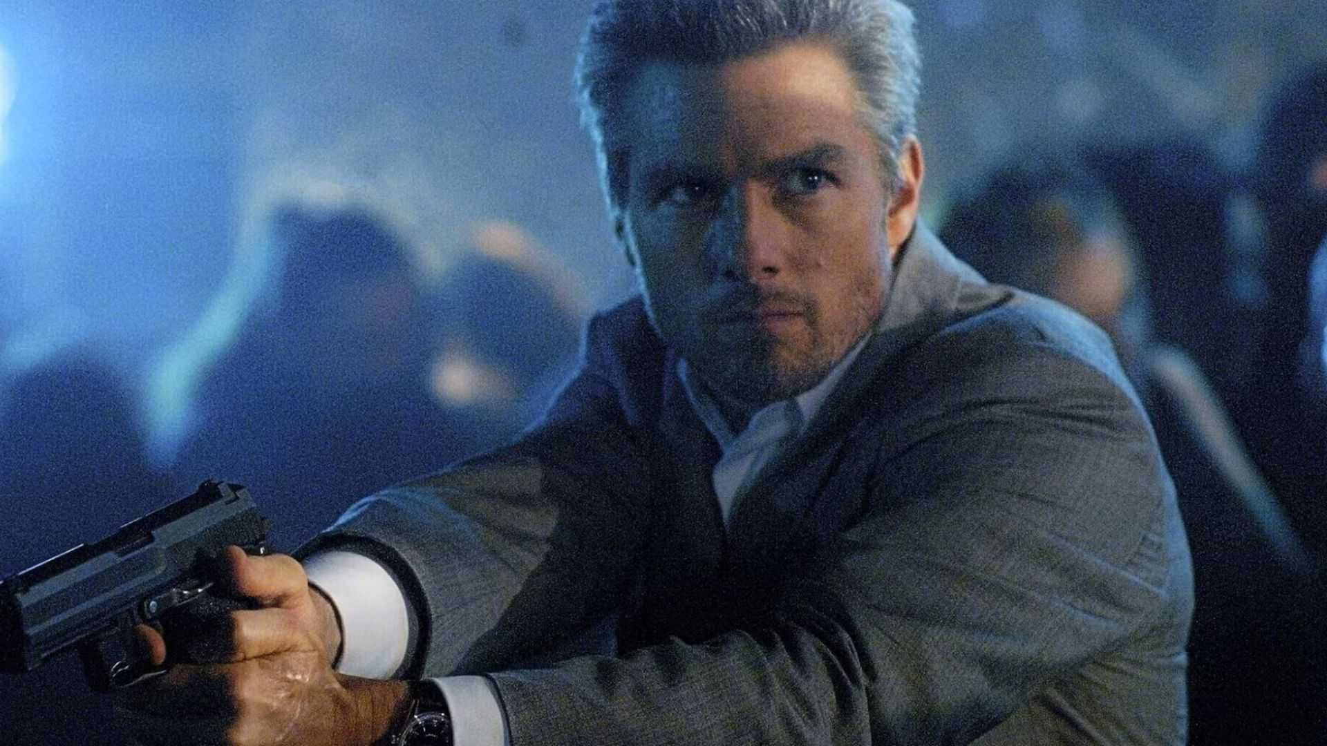 Tom Cruise as Vincent with a gun in Collateral
