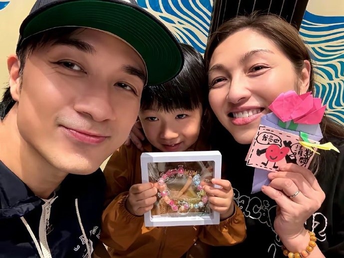 Khán giả tranh cãi việc vợ Cổ Cự Cơ sinh con ở tuổi 57: Phép màu hay rủi ro?