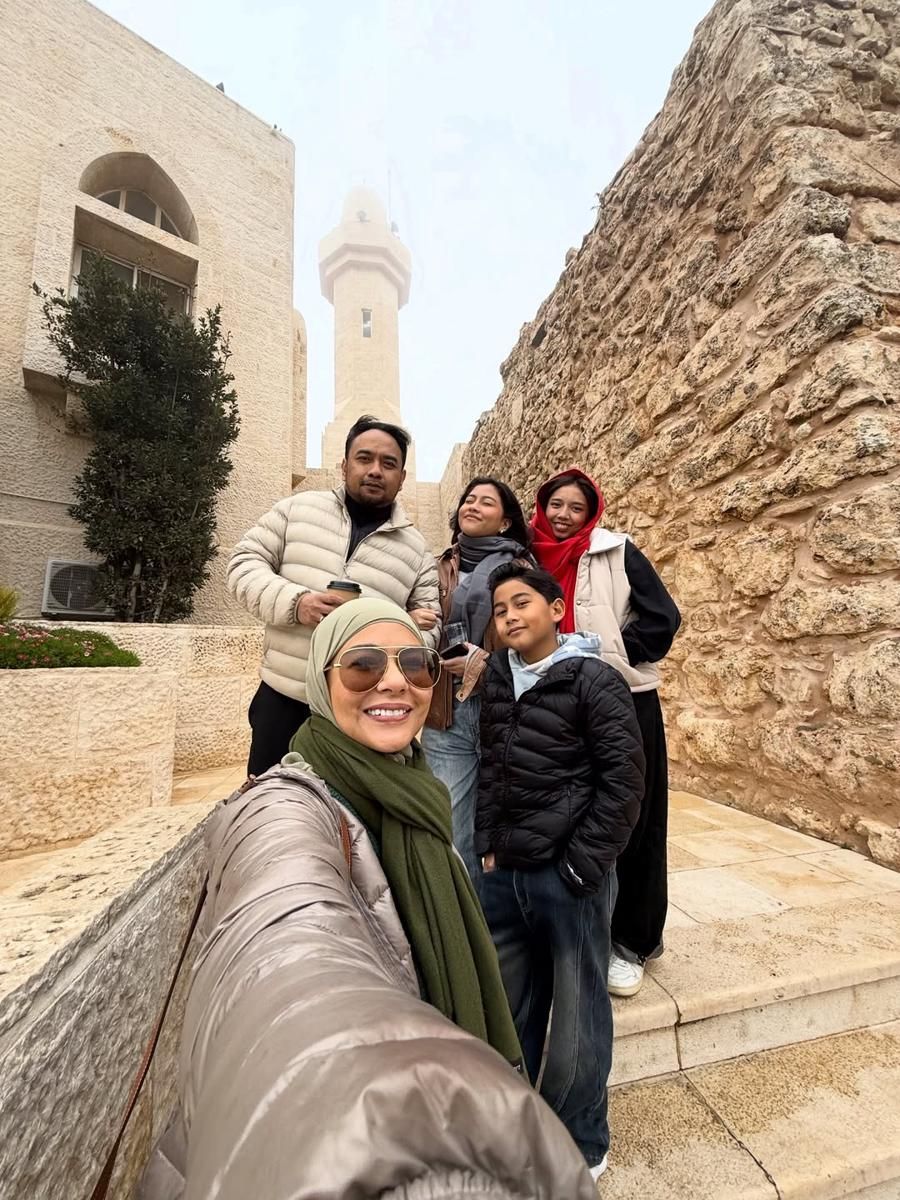 15 Foto Keluarga Bebi Romeo Mengikuti Kisah Nabi ke Laut Mati