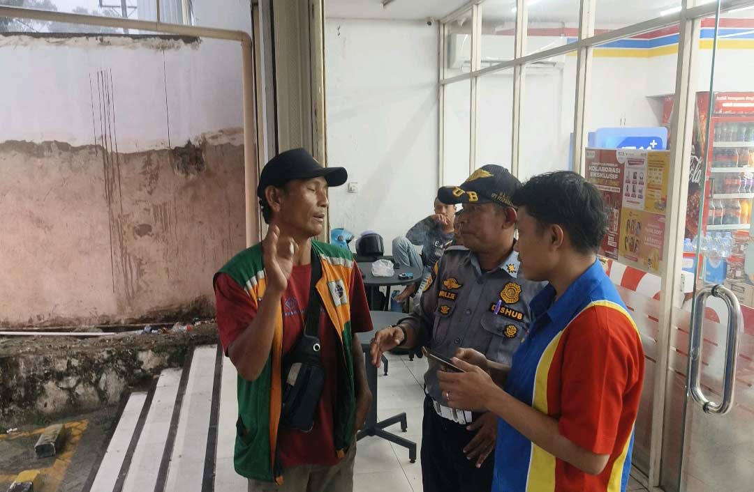Parkir gratis berlaku, jukir masih pungut di depan Alfamart–Indomaret ditertibkan