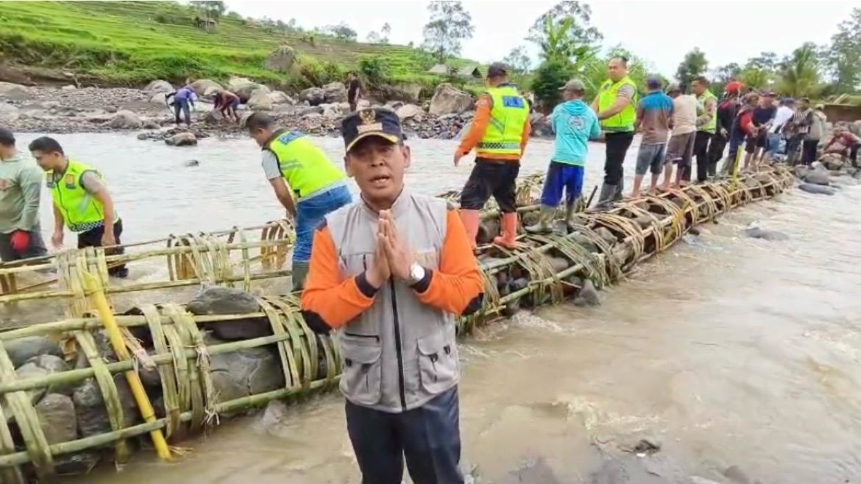 Polres Tegal bersama masyarakat laksanakan kerja bakti pemasangan bronjong di Sungai Pedes