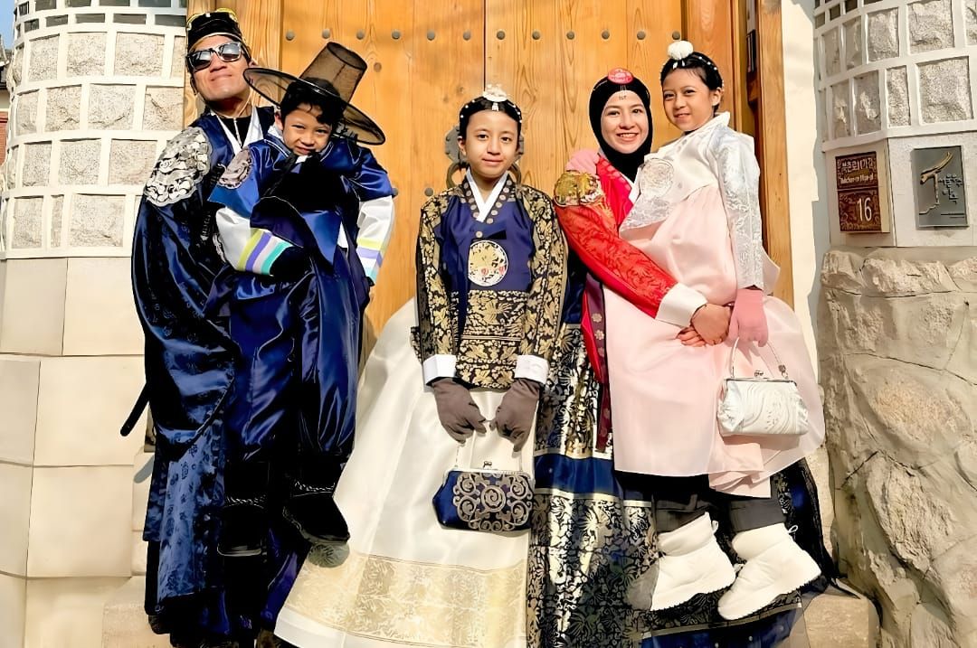 Potret Desta liburan keluarga di Korea bersama Natasha Rizky dan anak-anak, 2019 vs 2026