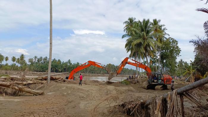 Respons Cepat HRD Turunkan Alat Berat Perbaiki Tanggul dan Jalan Putus di Babah Suak