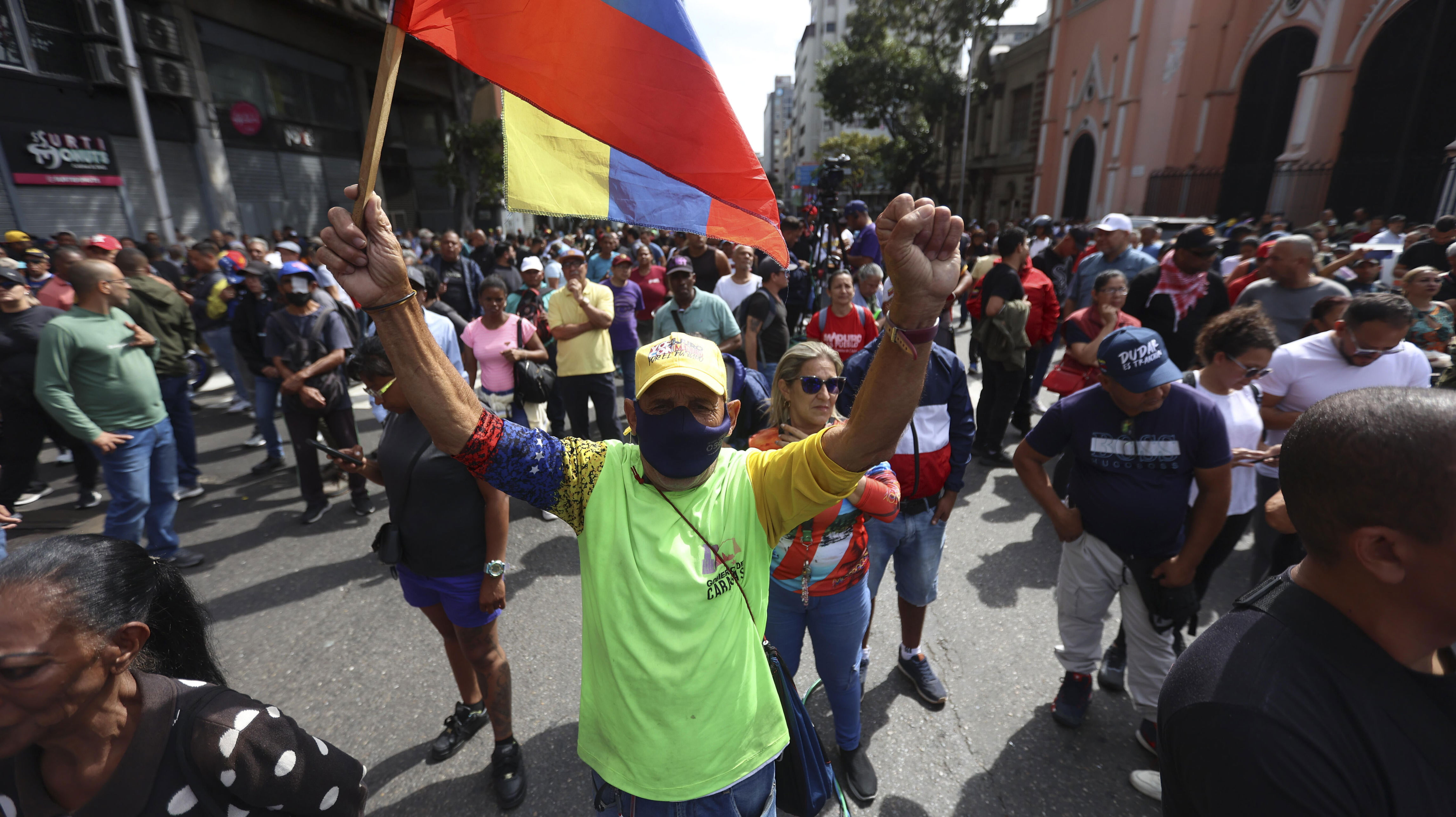 Venezuelans around the world react to Maduro's capture. See photos