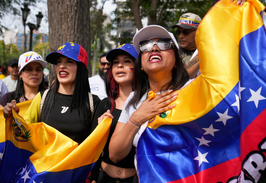 Photos show people reacting to the US capture of Venezuelan President ...