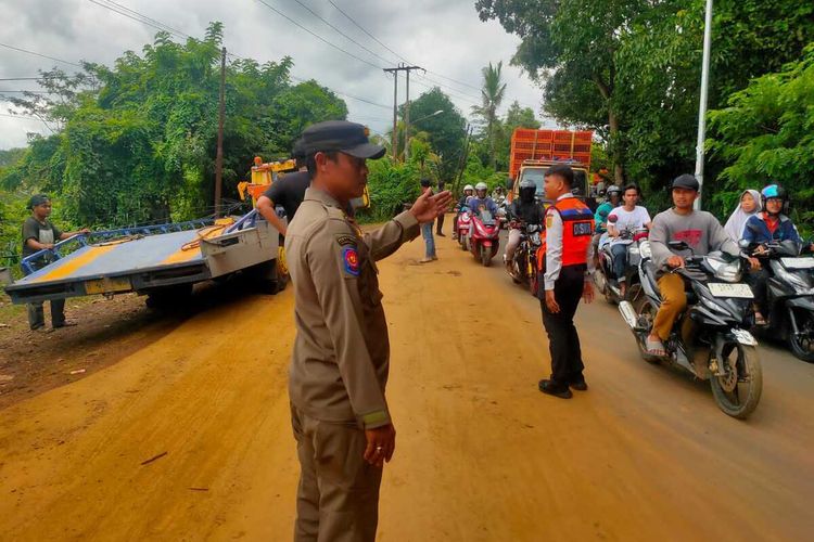 Beko jatuh dari trailer di tanjakan Mengker Jonggol, lalu lintas macet hingga 3 km