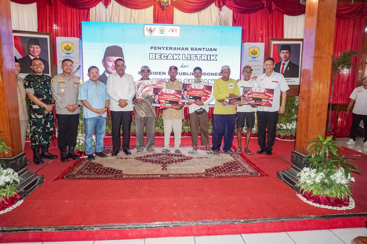 Cerita penarik becak lansia dapat becak listrik dari Prabowo