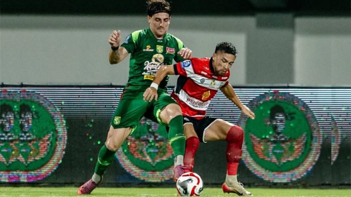 Skor akhir Madura United vs Persebaya: 0-1 untuk Bajul Ijo, laga dramatis diwarnai 2 kartu merah