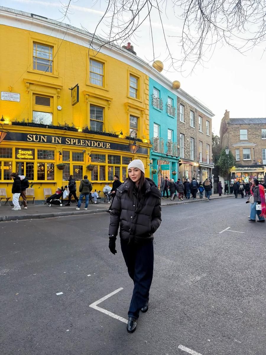 9 potret Shania Salsabila jalan-jalan di London bareng sahabat