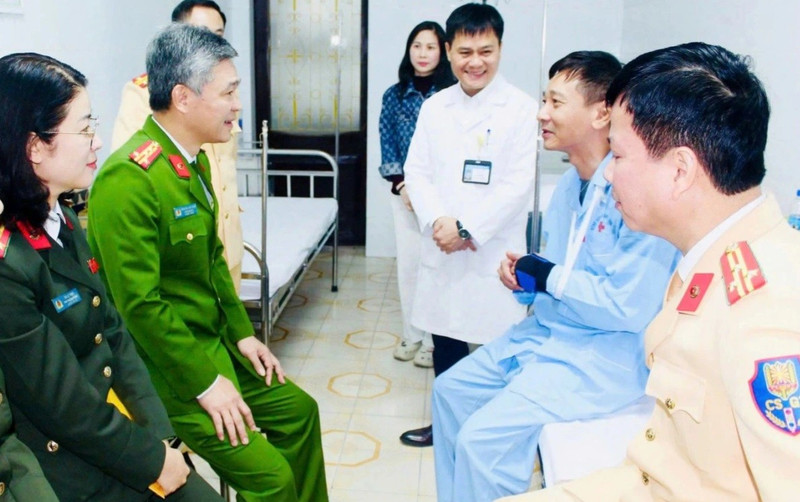 Tạm giữ người đàn ông vi phạm nồng độ cồn, tông CSGT