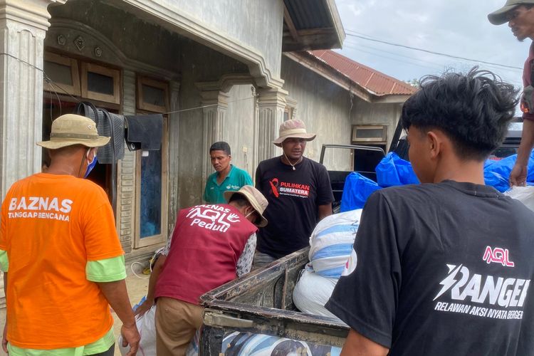 Pasca Banjir Aceh Tamiang, AQL Bagikan Pakaian Hingga Mukena