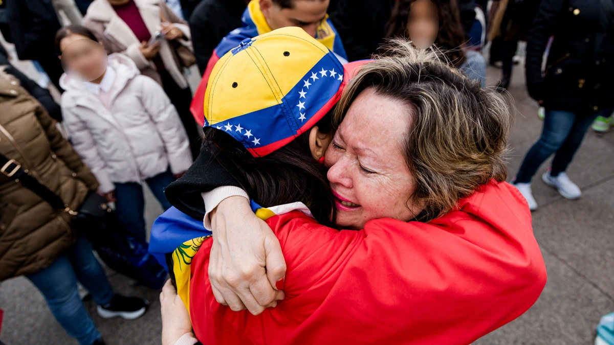 Decenas de venezolanos salen a las calles de Madrid para celebrar la “caída del régimen de Maduro”