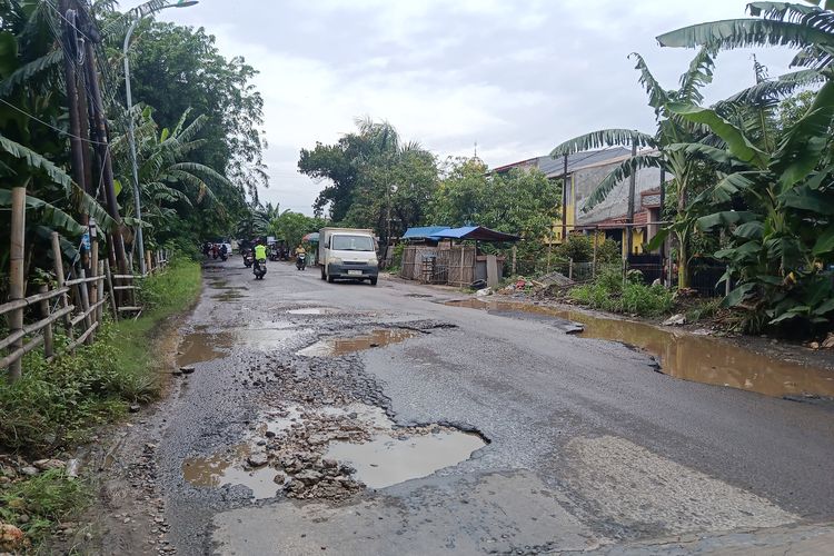 Tak kunjung diperbaiki, warga urunan timbun jalan rusak di Alinda Raya Bekasi