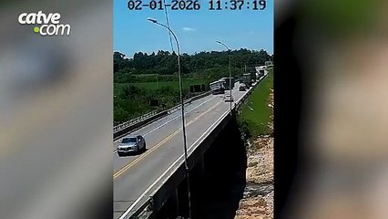 Câmera registra batida entre caminhão e ônibus na BR-116 que deixou 11 mortos no RS